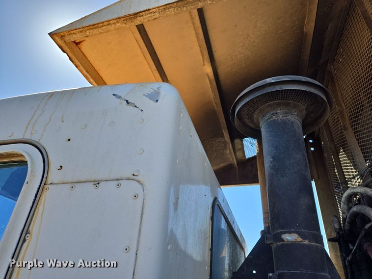 image for item ED2492 2005 Peterbilt 320 refuse truck