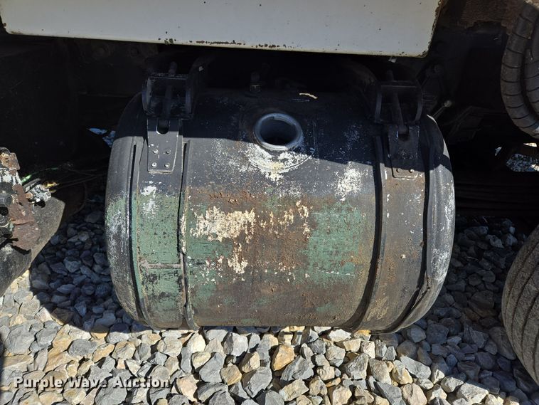 image for item ED2492 2005 Peterbilt 320 refuse truck