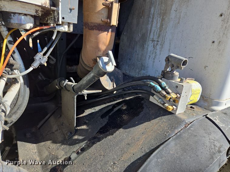 image for item ED2492 2005 Peterbilt 320 refuse truck