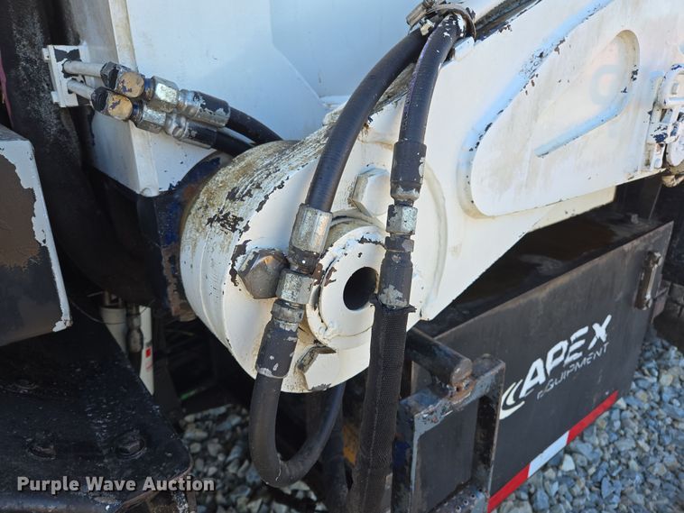 image for item ED2492 2005 Peterbilt 320 refuse truck