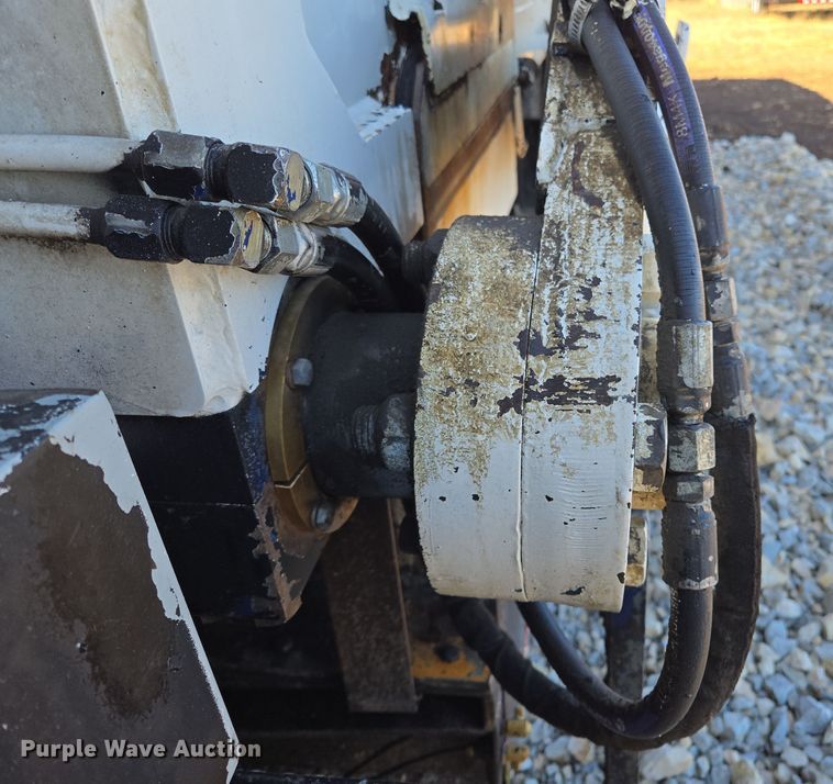 image for item ED2492 2005 Peterbilt 320 refuse truck