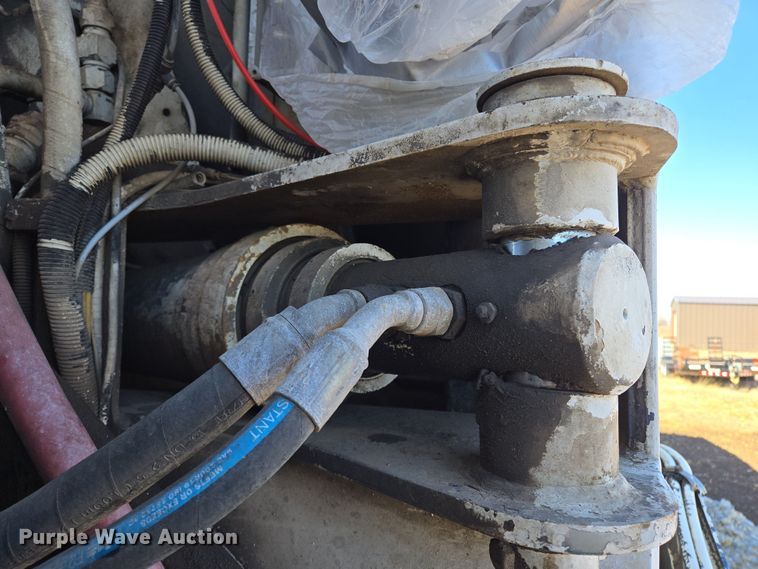 image for item ED2492 2005 Peterbilt 320 refuse truck