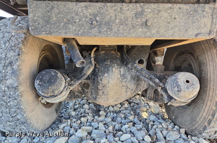 image for item ED2492 2005 Peterbilt 320 refuse truck