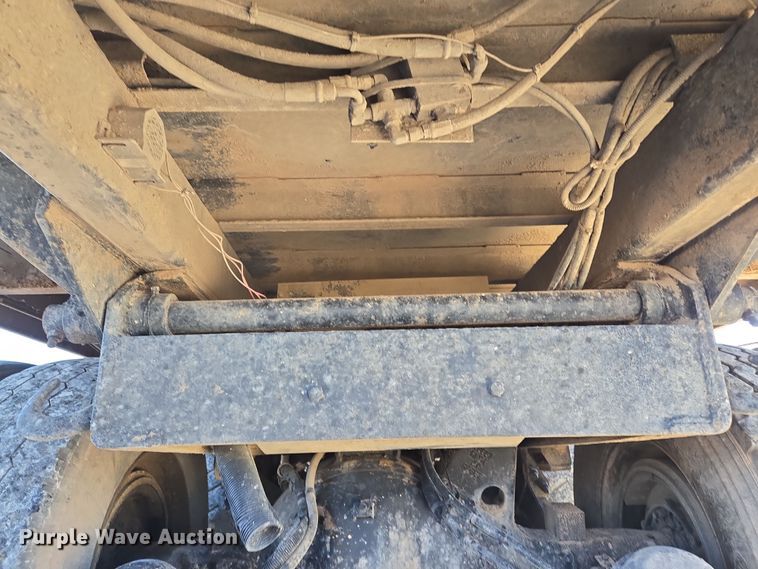 image for item ED2492 2005 Peterbilt 320 refuse truck