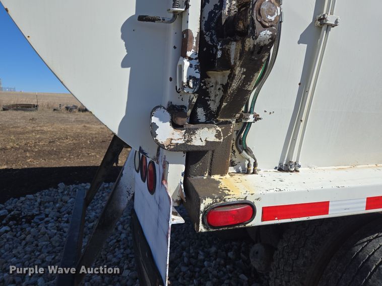 image for item ED2492 2005 Peterbilt 320 refuse truck