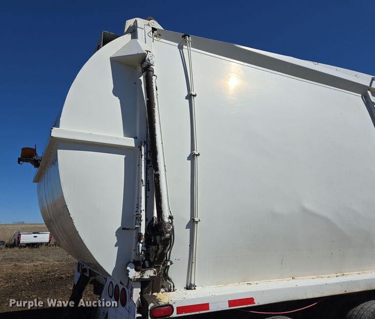 image for item ED2492 2005 Peterbilt 320 refuse truck