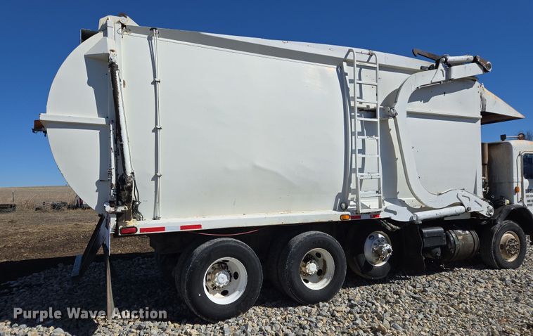 image for item ED2492 2005 Peterbilt 320 refuse truck