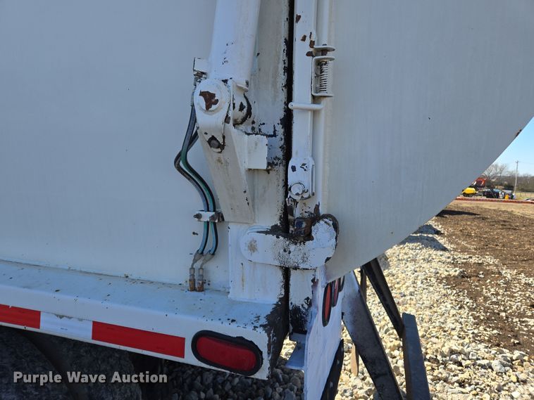 image for item ED2492 2005 Peterbilt 320 refuse truck