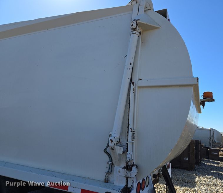 image for item ED2492 2005 Peterbilt 320 refuse truck