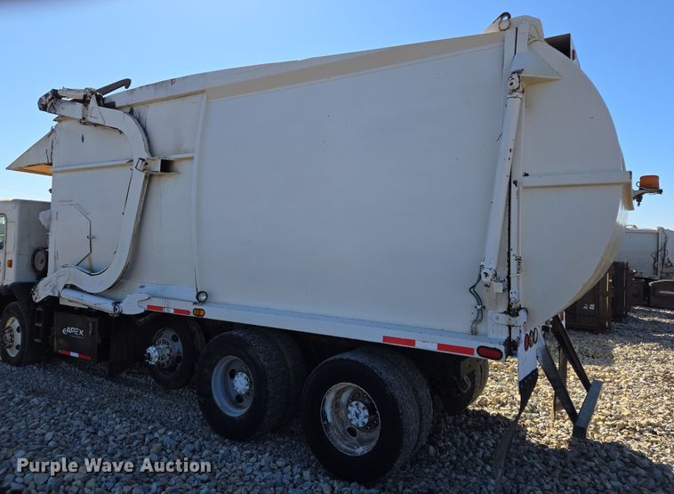 image for item ED2492 2005 Peterbilt 320 refuse truck