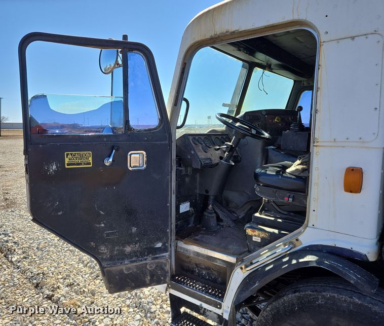 image for item ED2492 2005 Peterbilt 320 refuse truck