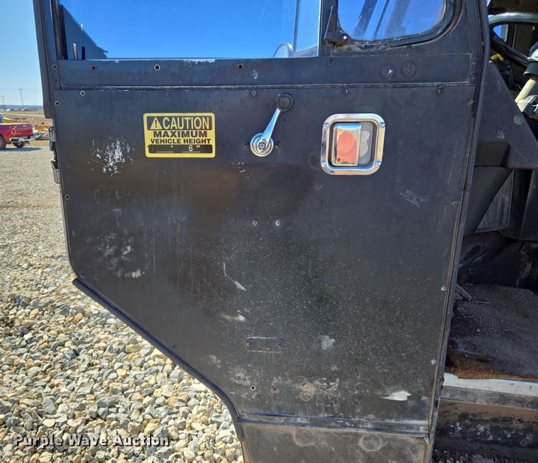 image for item ED2492 2005 Peterbilt 320 refuse truck