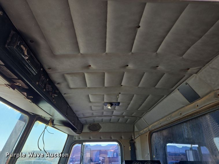 image for item ED2492 2005 Peterbilt 320 refuse truck