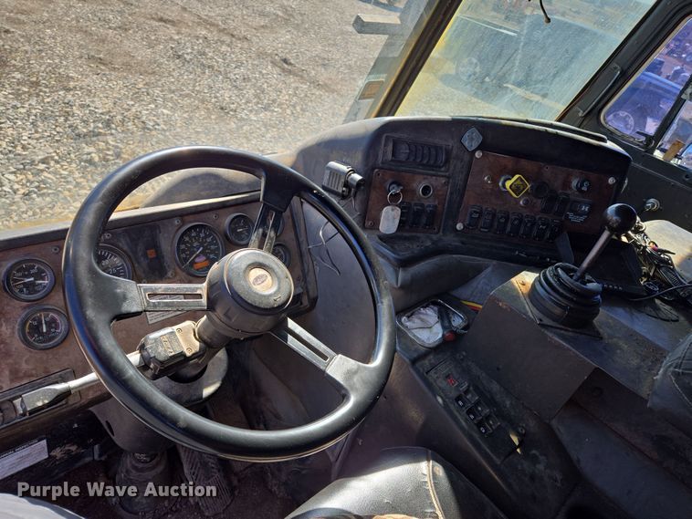 image for item ED2492 2005 Peterbilt 320 refuse truck