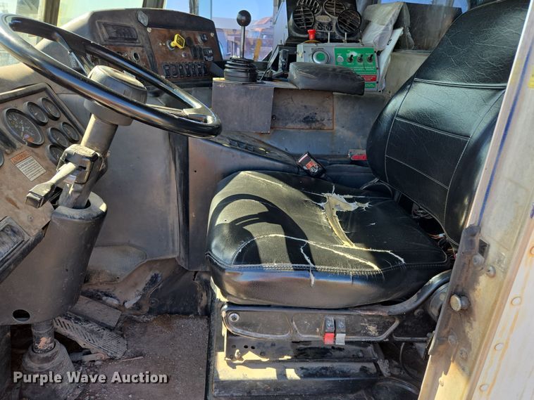 image for item ED2492 2005 Peterbilt 320 refuse truck