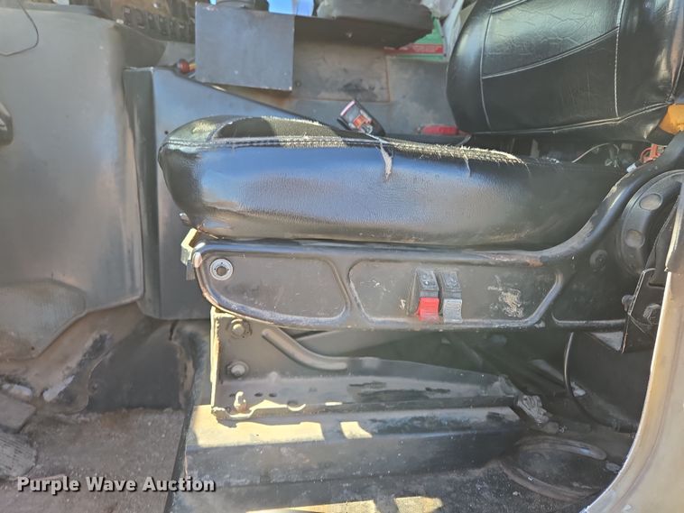 image for item ED2492 2005 Peterbilt 320 refuse truck