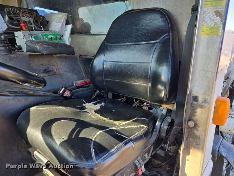 image for item ED2492 2005 Peterbilt 320 refuse truck