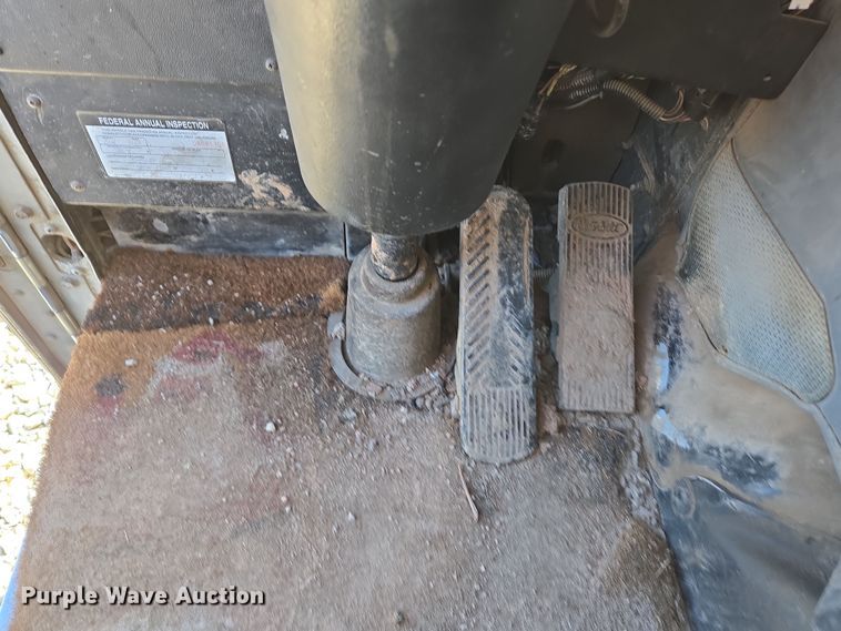 image for item ED2492 2005 Peterbilt 320 refuse truck