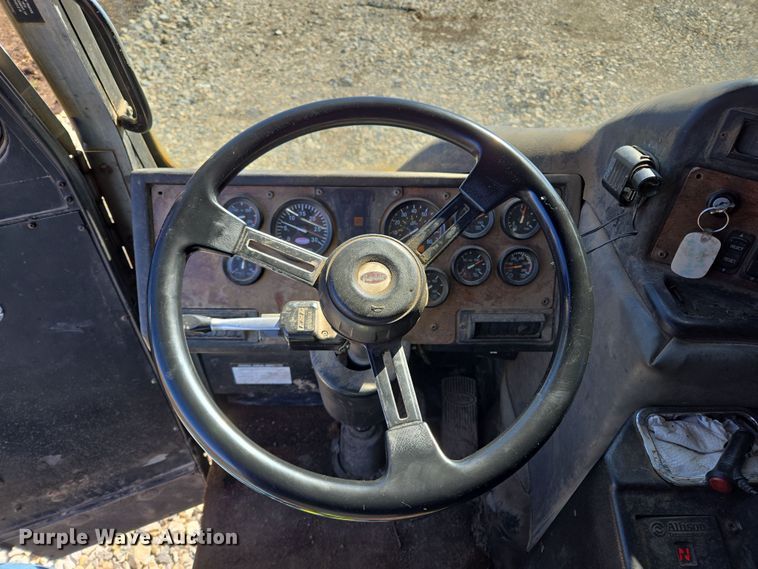 image for item ED2492 2005 Peterbilt 320 refuse truck