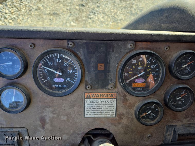 image for item ED2492 2005 Peterbilt 320 refuse truck