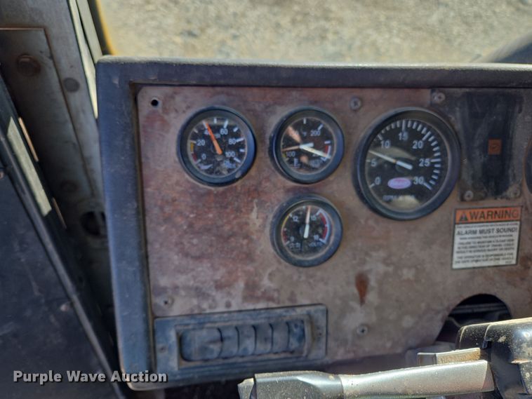 image for item ED2492 2005 Peterbilt 320 refuse truck