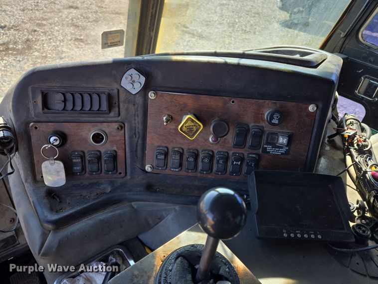 image for item ED2492 2005 Peterbilt 320 refuse truck