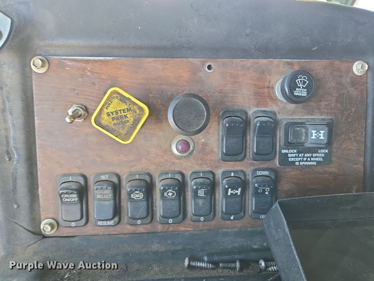 image for item ED2492 2005 Peterbilt 320 refuse truck