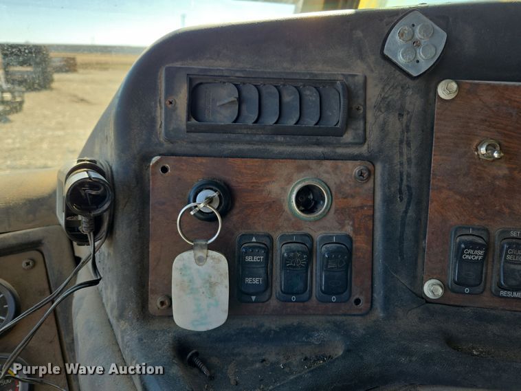 image for item ED2492 2005 Peterbilt 320 refuse truck