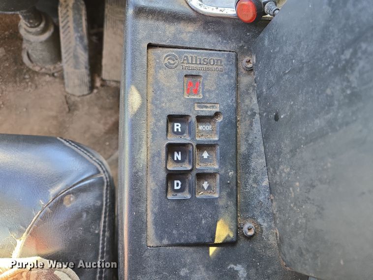 image for item ED2492 2005 Peterbilt 320 refuse truck