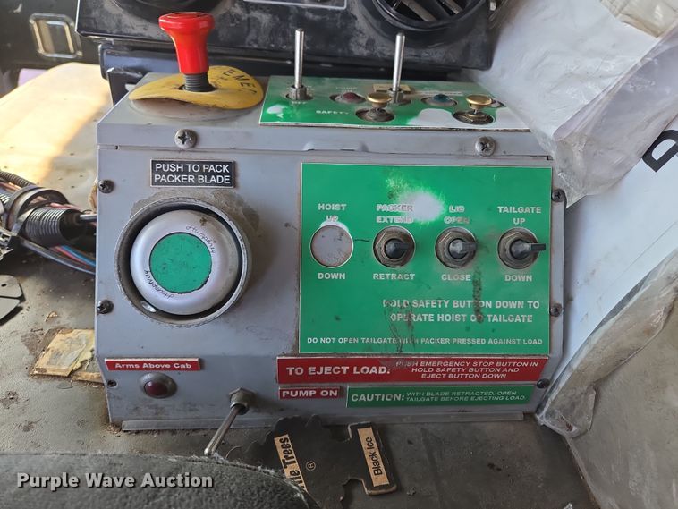 image for item ED2492 2005 Peterbilt 320 refuse truck