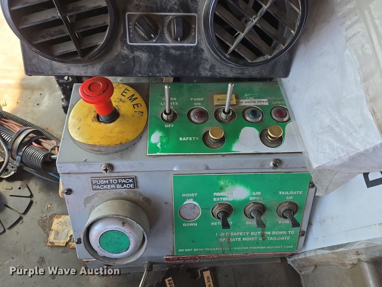 image for item ED2492 2005 Peterbilt 320 refuse truck