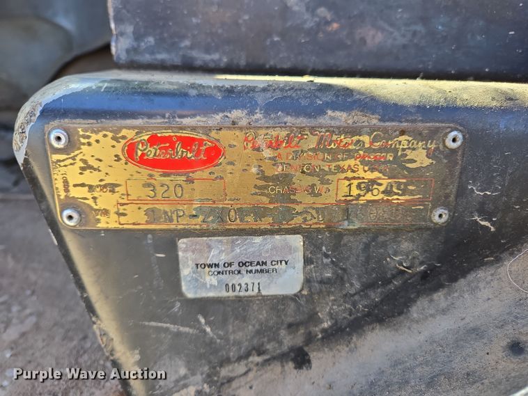 image for item ED2492 2005 Peterbilt 320 refuse truck