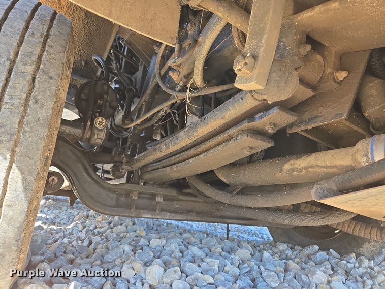 image for item ED2492 2005 Peterbilt 320 refuse truck