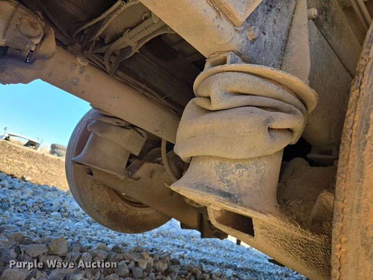 image for item ED2492 2005 Peterbilt 320 refuse truck