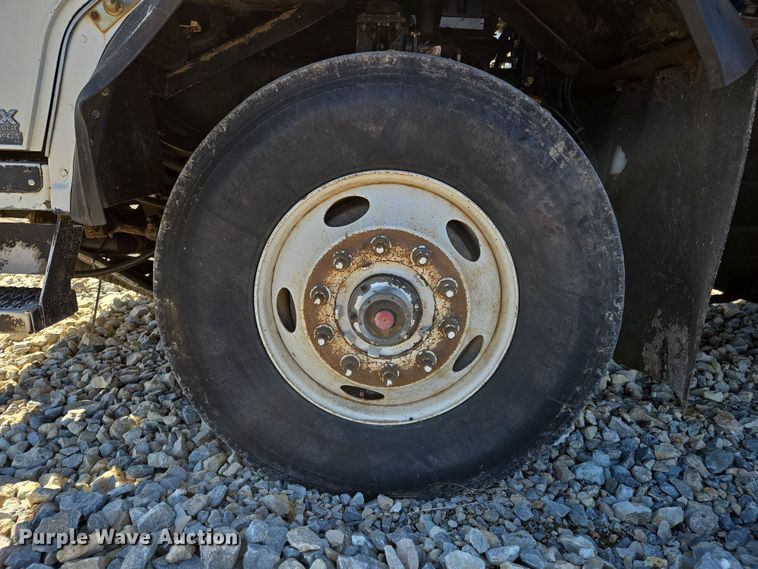 image for item ED2492 2005 Peterbilt 320 refuse truck