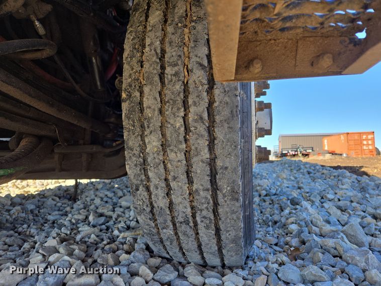 image for item ED2492 2005 Peterbilt 320 refuse truck