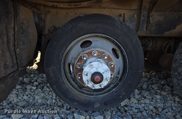 image for item ED2492 2005 Peterbilt 320 refuse truck