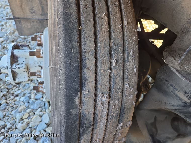 image for item ED2492 2005 Peterbilt 320 refuse truck