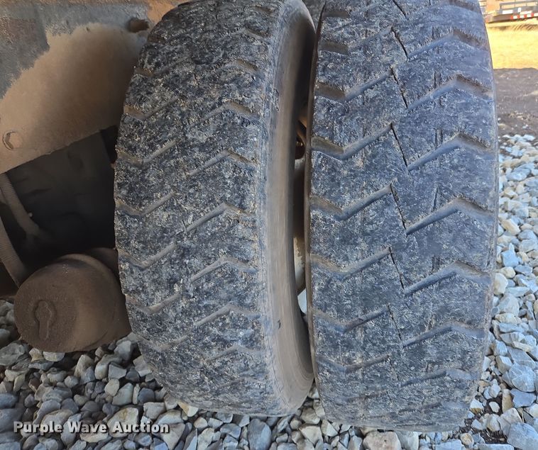 image for item ED2492 2005 Peterbilt 320 refuse truck