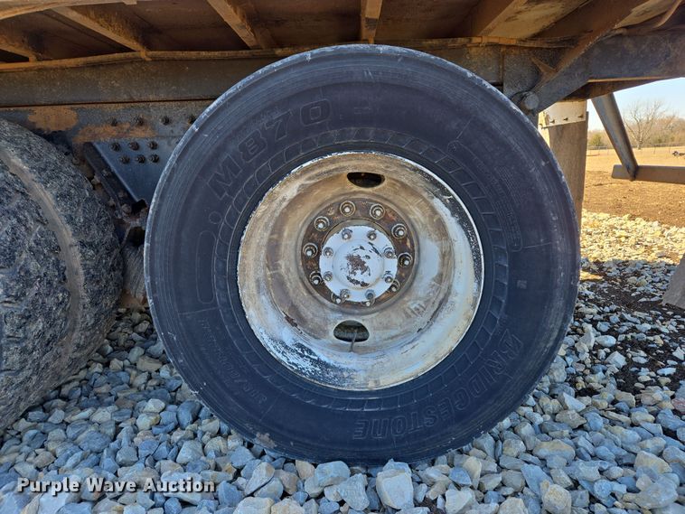 image for item ED2492 2005 Peterbilt 320 refuse truck