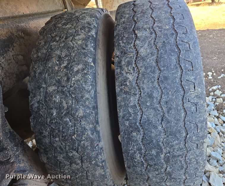 image for item ED2492 2005 Peterbilt 320 refuse truck