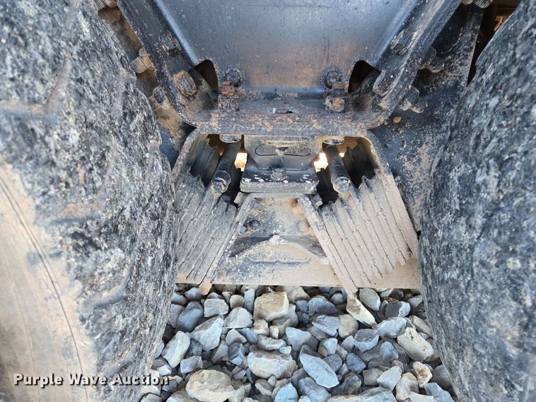 image for item ED2492 2005 Peterbilt 320 refuse truck