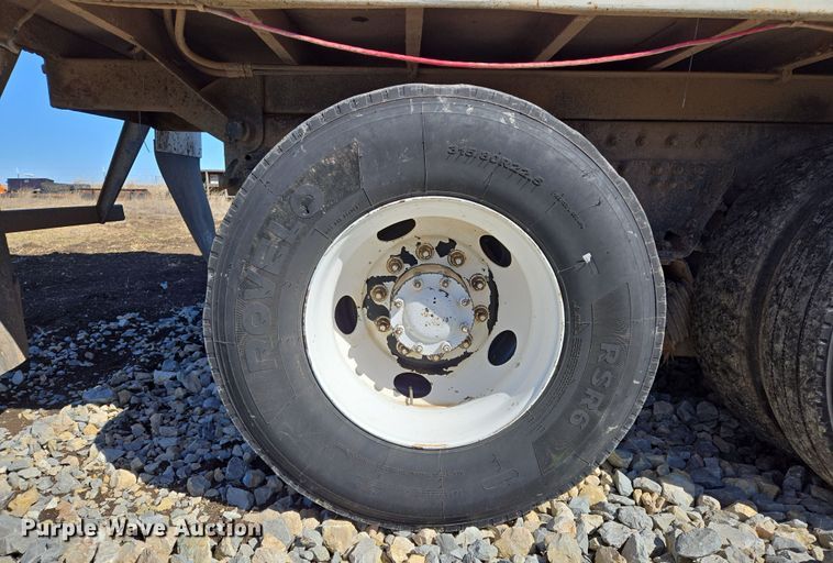 image for item ED2492 2005 Peterbilt 320 refuse truck