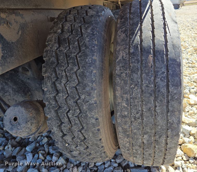 image for item ED2492 2005 Peterbilt 320 refuse truck