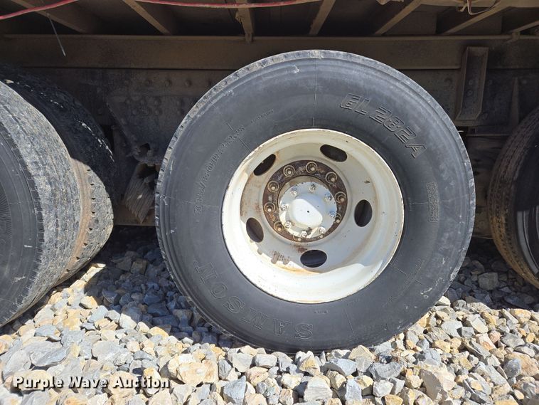 image for item ED2492 2005 Peterbilt 320 refuse truck