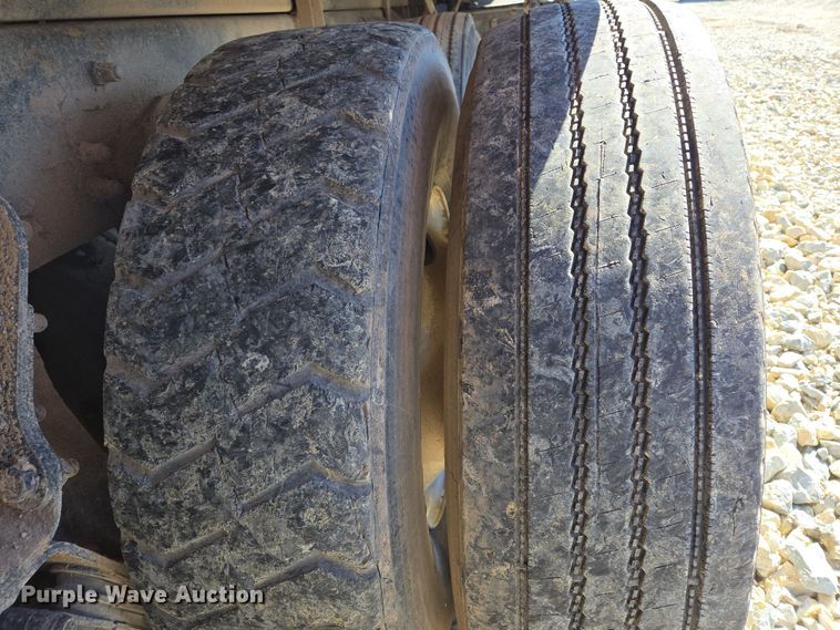 image for item ED2492 2005 Peterbilt 320 refuse truck