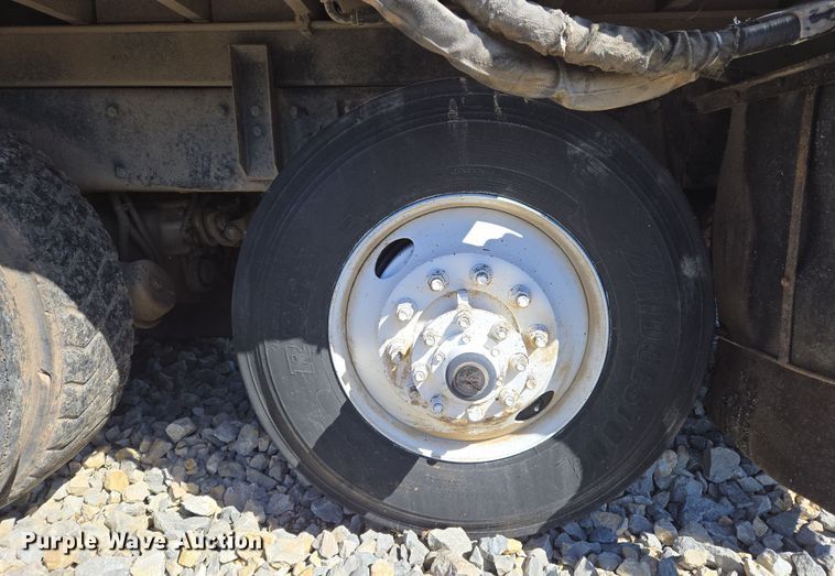 image for item ED2492 2005 Peterbilt 320 refuse truck