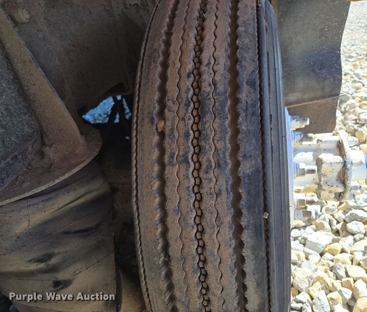 image for item ED2492 2005 Peterbilt 320 refuse truck