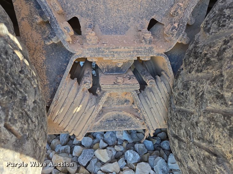 image for item ED2492 2005 Peterbilt 320 refuse truck