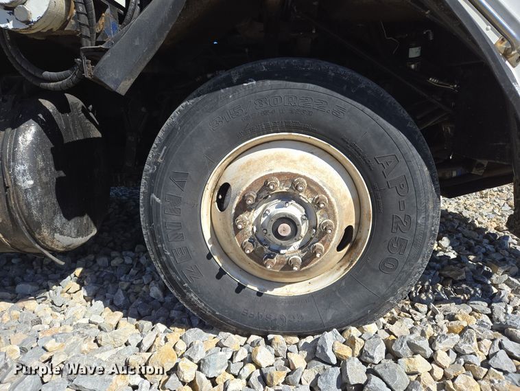 image for item ED2492 2005 Peterbilt 320 refuse truck